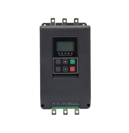 مضخة المياه الصناعية والتحكم في المحركات: دراسة مقارنة حول تطبيق بادئ التشغيل الناعم ومحركات التردد المتغير